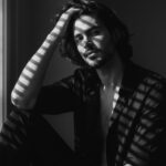 پرتره‌ای شاعرانه و سینماییA hyperrealistic 8K black...