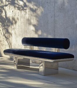 Теперь на всех остановках городаA bench designed in the style of Jony Ive and in...