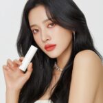 Prompt:The high resolution image features a 25...