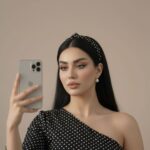 پرتره شیک با نقطه‌چین‌ها A realistic close...