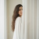 سکوتِ اثیریِ پرترهِٔ سپید Use the uploaded...