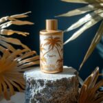 Imagine un flacon de mousse auto-bronzante "Paalm" posé sur un autel en pierre a...