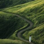 Prompta striking scene of a young woman...