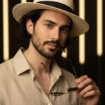 پرامپت امشبپرتره سینمایی با کلاه پاناما A...