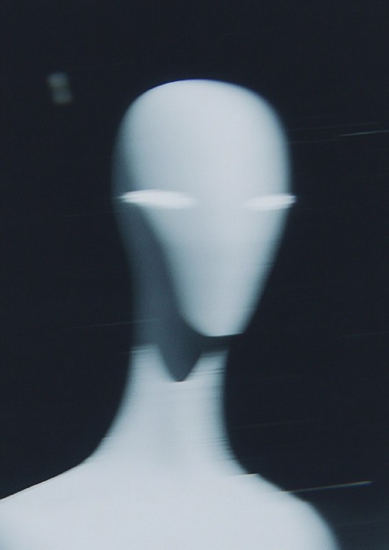 Q7k98jquyBdlv8apzzStvOjrJUBLrsUNfyu1eG4w5OfLOVcEFC9H7MBzHI3zcHipsHG0Scp9-lu_iLg48BKupXrs8mxMDW2DpJ0j.jpeg A blurry, out-of-focus photo shows an alien in the dark. Against the black backg...