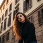 پرامپت دختر / پسر  / پسر  Ultra realistic low angle urban...