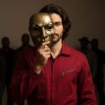 ماسک معما و جمعیت آشفته A single...