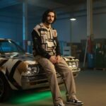 سوژه خیابانی روی کاپوت درخشان A single...