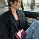 2 َAi Prompt Create a photo Close...