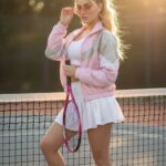 نور طلایی، استایل تنیسی شاعرانهA hyper realistic...