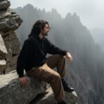 سبک کوهستانی روی صخره A full body...