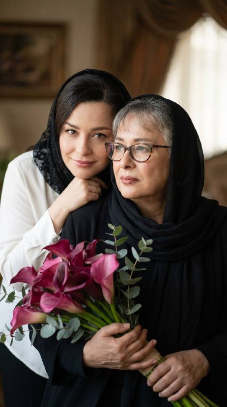 Keeptheface100%identicaltothereference.NochangestoidentityfacialshapeeyesnoselipsorhairstyleUltraRea…