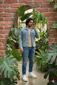 پرامپت دختر Ultra-realistic full-body mirror-selfie portrait of a young adult fe...