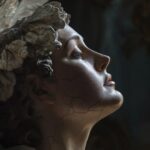 una mujer ángel arrodillada con las alas extendidas, frente a un oscuro Baldaqui...