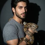 زن رازآلود در نور دراماتیک Ultra-realistic dramatic studio portrait of a young a...