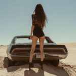 Очень интересные туфли на 1 и машина на 2. Мижд всё ещё с большим трудом генерит...