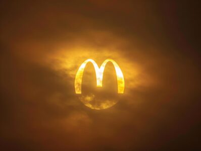 ЗалипательноThis years Solar Eclipse was sponsored by Mcdonalds, the famous shap...