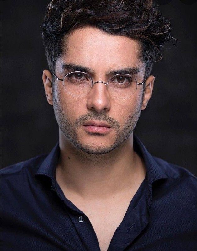 پرامپت عکس پروفایل برفیPrompt:A cinematic ultra realistic...