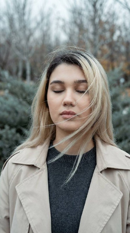 پرامپت برای عکس پروفایلKeeptheface100%identicaltothereference.Nochangestoidentity facialshape eyes n…