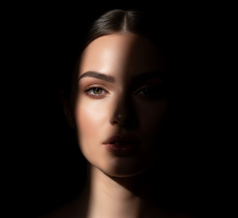 پرامپت A cinematic portrait of a confident...