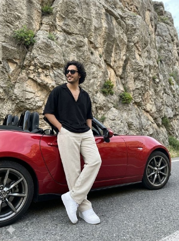 پرامپت دختر / پسر Hyperrealistic full body...