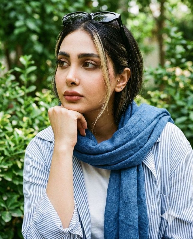 چهره ی عکس رفرنس، بدون کوچک ترین...