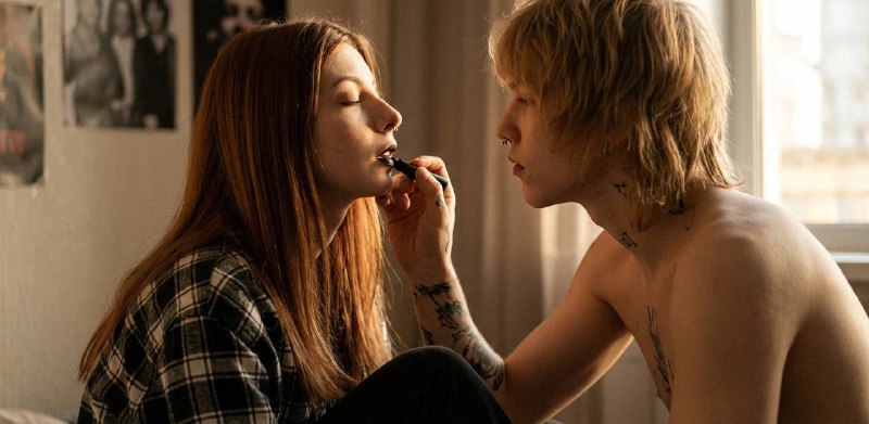 Кинематографичное и чувственное фото молодой пары в...