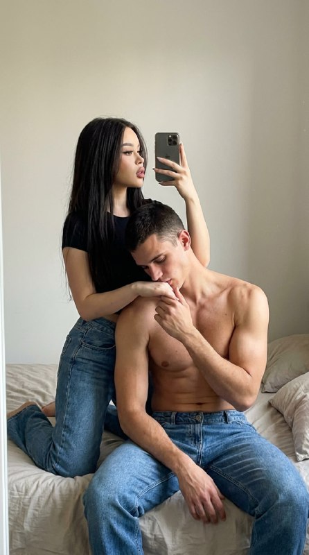 Делаем парное фото с поцелуем рукиВажно! Чтобы...