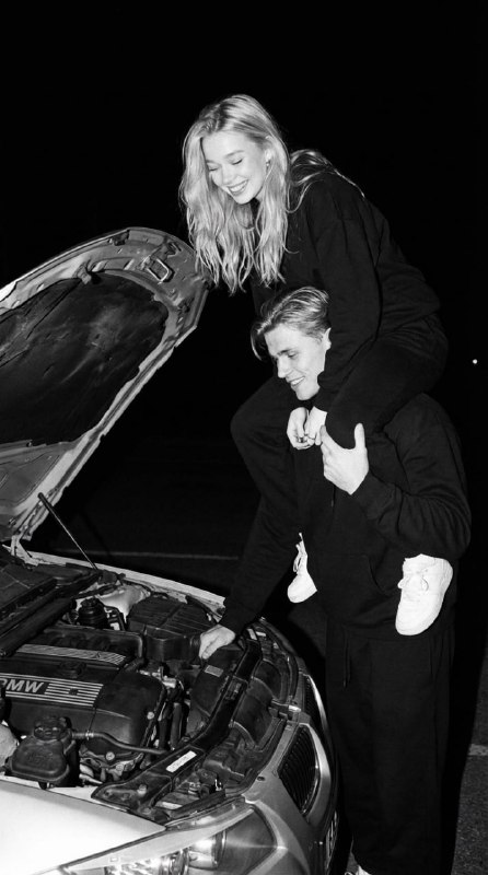 Делаем ч/б парное фото у машиныВажно! Чтобы...