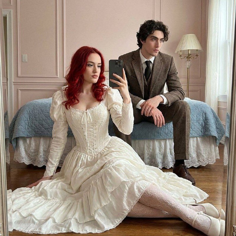 Зеркальное селфи (mirror selfie) молодой пары в...