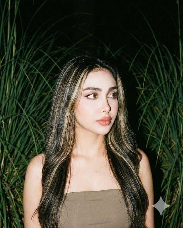 چهره ی عکس رفرنس، بدون کوچک ترین...