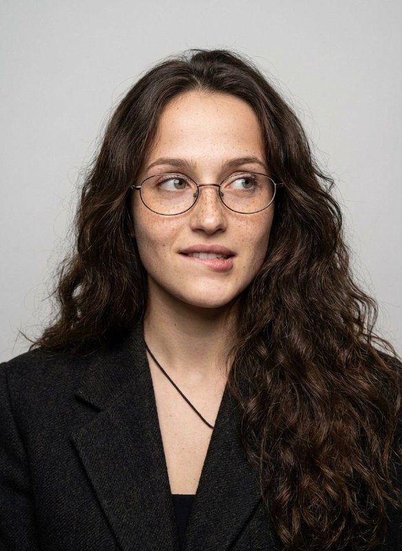 Портрет молодой женщины. Длинные густые волнистые волосы....