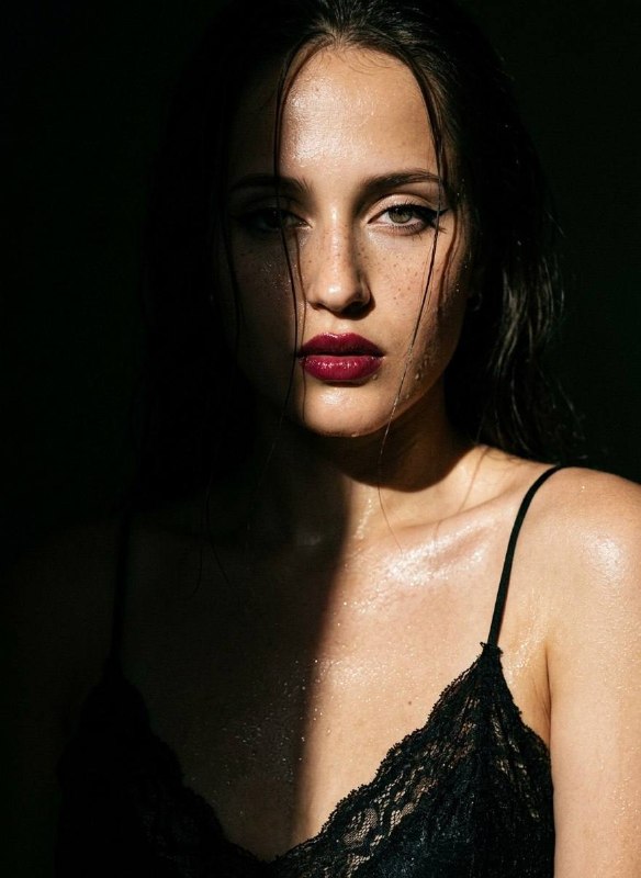 Крупный план портрет девушки с темными волосами...