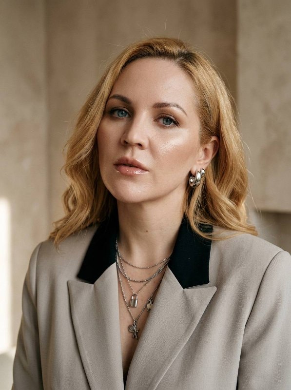 Стильный модный портрет по грудь: кадр ближайший...