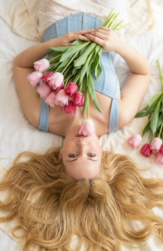 Используй загруженное фото как строгий референс композиции....