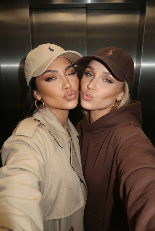 Best Friends SelfieМеню создать изображение NANO BANANO...