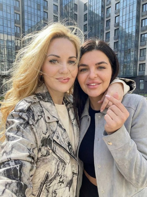 С подругой; парныйСелфи на фронтальную камеру. В...