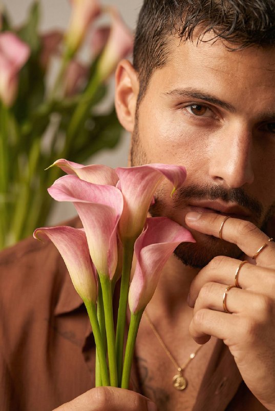 Flower Whisper Меню создать изображение NANO BANANO...