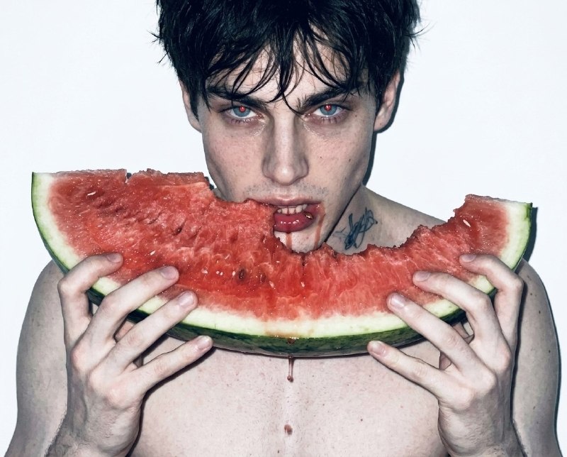 «и мне хочется остановить это мгновение запереть...