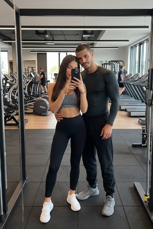 Gym Mirror Меню создать изображение NANO BANANO...