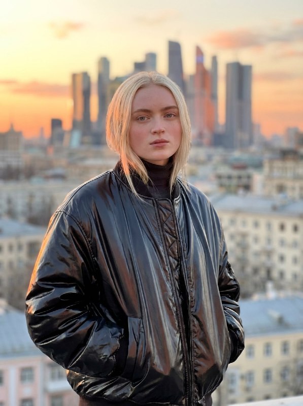 На фоне МосквыГенерируем красивое фото с крыши...