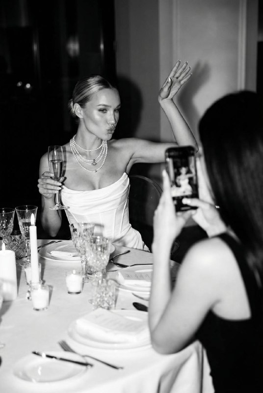 Party Moment Меню создать изображение NANO BANANO...