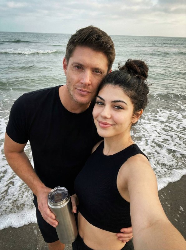 • Сцена: пара делает селфи у кромки...