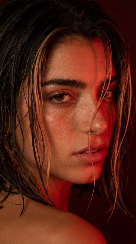 Крупный портретГенерируем крупный портрет в красном цвете...