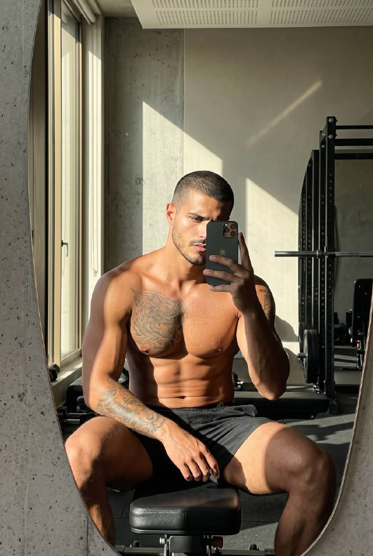 Gym Reflection Меню создать изображение NANO BANANO...