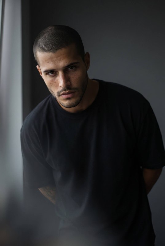 Moody PortraitМеню создать изображение NANO BANANO PRO...