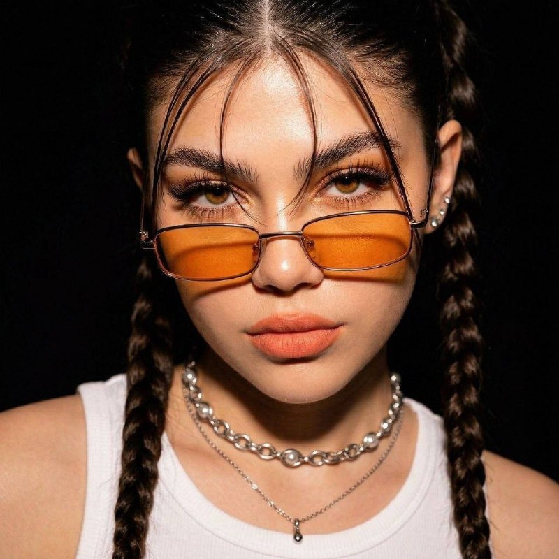 создайте фотографию используя изображения персонажей которые я...