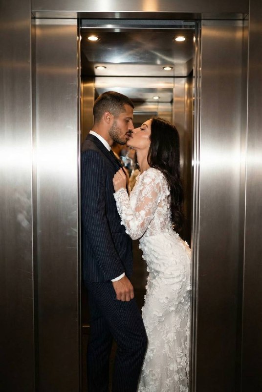 Elevator Kiss Меню создать изображение NANO BANANO...