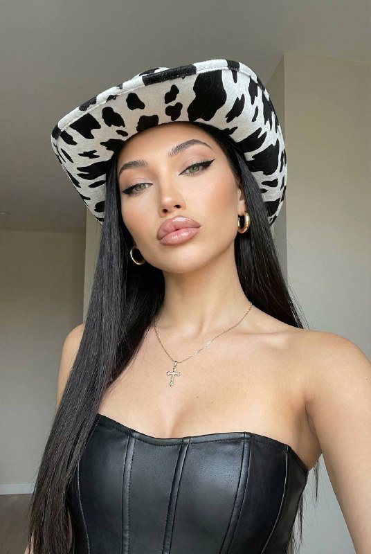 Cowgirl Portrait Меню создать изображение NANO BANANO...