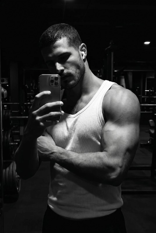 Gym Mirror SelfieМеню создать изображение NANO BANANO...